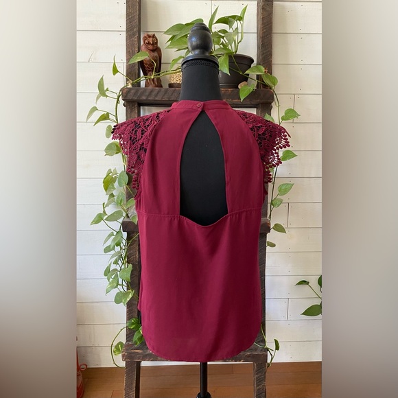 Express: Stylish Burgundy Top with Lace Details - Picture 16 of 17